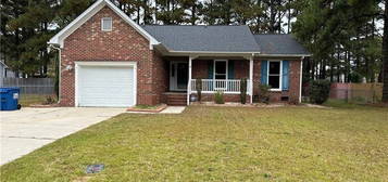 110 Stonesthrow Ln, Raeford, NC 28376