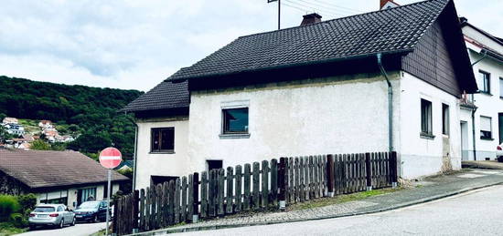 Freistehendes 1-2 Familienhaus mit neuem Dach – Ihr Projekt für persönlich gestaltbares Wohnen