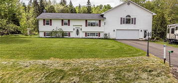 10 Alexander St, Burton, NB E2V 3A9