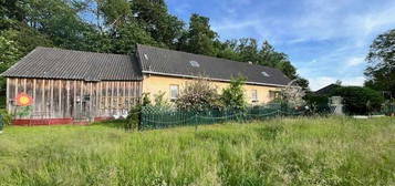 Wochenendhaus am Land mit kleinem Garten und Scheune