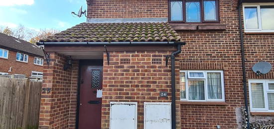 Maisonette to rent in Sunkist Way, Wallington, Surrey SM6