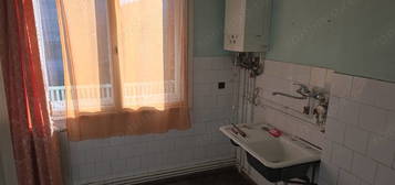 Inchiriez apartament cu 2 camere in Deva, zona ultracentrala (Casa de Cultura), etaj 2, nemobilat