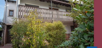 Charmantes Veranda-Wohnhaus mit Anbau, Garage und eingewachsenem Garten. Familienfreundliche Lage.