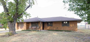 724 S Peach Ave, Newkirk, OK 74647