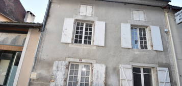 Maison de village de 140 m2 mitoyenne à rafraichir