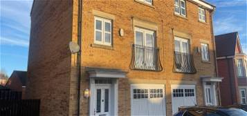 Town house to rent in Youens Crescent, Newton Aycliffe DL5
