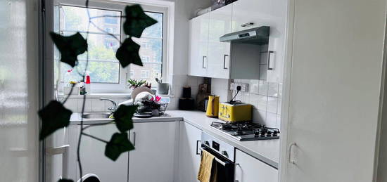 Flat to rent in Hendale House, Upper Clapton Road, Hackney E5