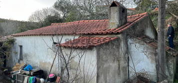 O seu terreno dos sonhos está te esperando...com uma casa de 75,25m2 para recuperar ou demolir e 976m2 de Terreno em Zurrigueira, Matacães, Torres Vedras.