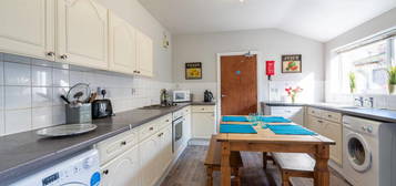 6 bedroom terraced house to rent