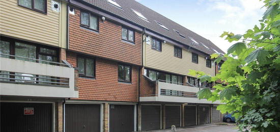 Flat to rent in Kingsway Gardens, Andover, Test Valley SP10