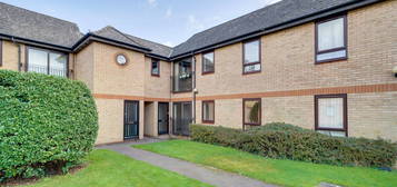 Flat to rent in Stamford Close, Royston SG8