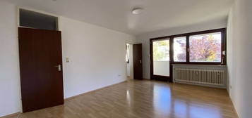 Schönes 1-Zimmer-Apartment in Laim, kleine EBK, große Ostloggia