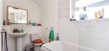 Room to rent in Laura Street, Treforest, Pontypridd CF37