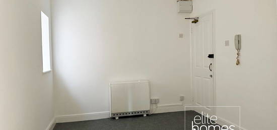 Studio to rent in The Limes Avenue, London N11