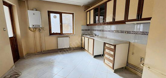 !! BOŞ !! KABİL CADDESİ ÜZERİNDE 3+1 ARAKAT SATILIK DAİRE