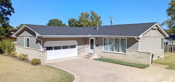 523 Aullwood Rd, Salina, KS 67401