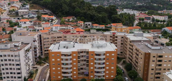 Apartamento T3 c/ elevador, garagem fechada e varanda em S. Vítor