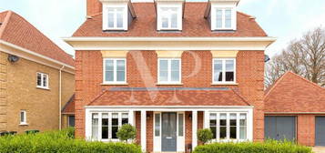 5 bedroom detached house