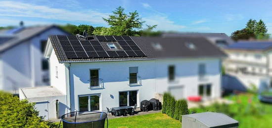 Feldrandlage mit unverbautem Blick: Vollunterkellerte DHH mit Fußbodenheizung, PV-Anlage und Garage