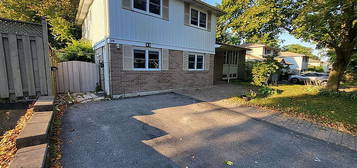 32 Hill Dr, Aurora, ON L4G 3A6
