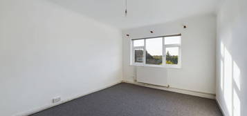 Maisonette to rent in A North Parade, Chessington, Surrey KT9