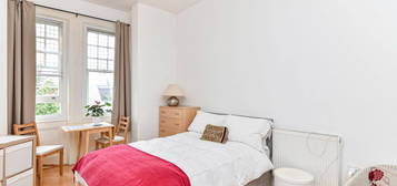 Studio to rent in Eton Avenue, Swiss Cottage, London NW3