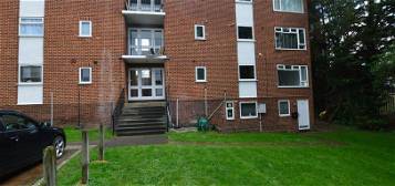 Flat to rent in Sandringham Court, Slough, Slough SL1