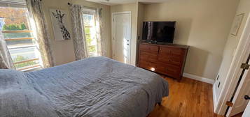 367 Franklin St APT 1, Braintree, MA 02184