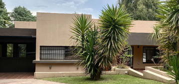 Alquiler. Casa En Country Club Chumamaya, Villa De Merlo.