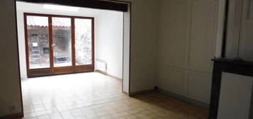 Chaumont Appartement F3 de 62 m², avec cuisine ouverte sur SAM, terrasse privative, proche de la Basilique, à 3 mn à pieds des commerces du centre ville, des lignes de bus et des écoles