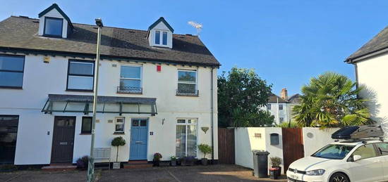 4 bedroom semi-detached house to rent