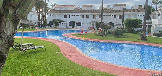 Casa en avenida De Las Golondrinas, Paraíso - Atalaya- Benamara, Estepona