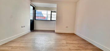 Flat to rent in High Road, London N22