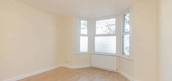 Flat to rent in West Ella Road, London NW10