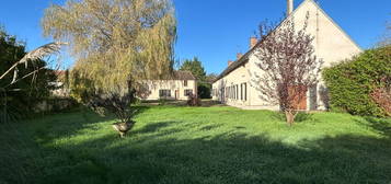 Maison de campagne avec grand terrain et hangar.