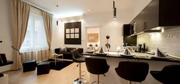 Heart of downtown, 2 en-suite double beds, Lift