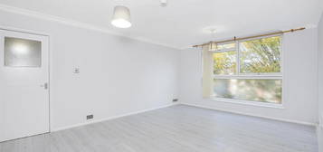 Flat to rent in Langham Gardens, Ealing W13