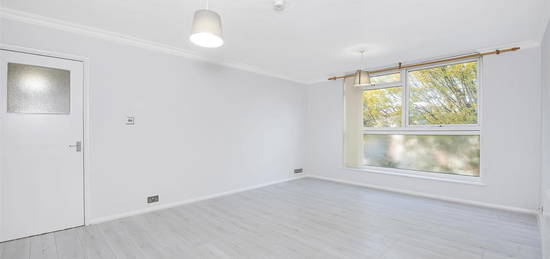 Flat to rent in Langham Gardens, Ealing W13