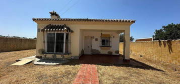 Chalet en calle De Fuerteventura en Pelagatos - Pago del Humo, Chiclana de la Frontera