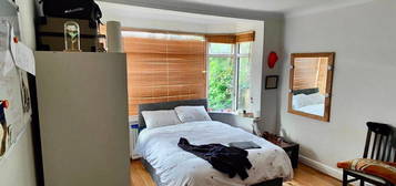 Room to rent in Brentmead Gardens, London NW10