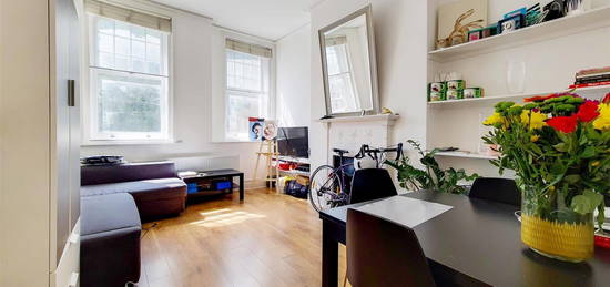 Flat to rent in Ashley Mansions, Vauxhall Bridge Road, Victoria SW1V