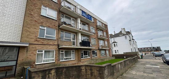 Flat to rent in Walsingham Road, Hove BN3