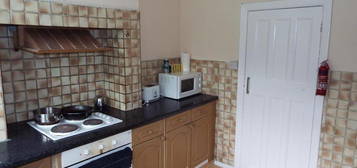 4 bedroom semi-detached house to rent