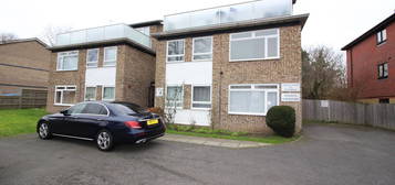 Flat to rent in The Avenue, Worcester Park KT4