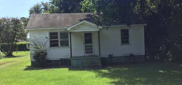 1013 Warren St, Clinton, NC 28328