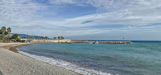 Studette en bord de mer