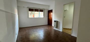 Departamento en Alquiler, 2 Ambientes, con Patio en Pb en Olivos