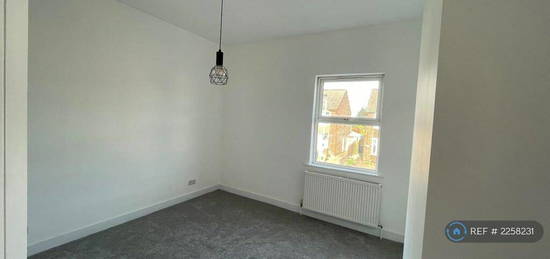 3 bedroom end of terrace house