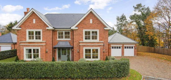 5 bedroom detached house