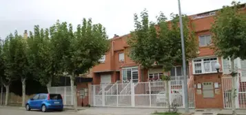 Chalet adosado en Urbanizaci&#xF3;n Azucarera